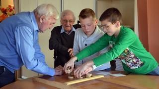 00 uur KINDEREN VAN DE LAGERE SCHOOL KOMEN SAMEN MET U SJOELEN EN KNIKKEREN 14.