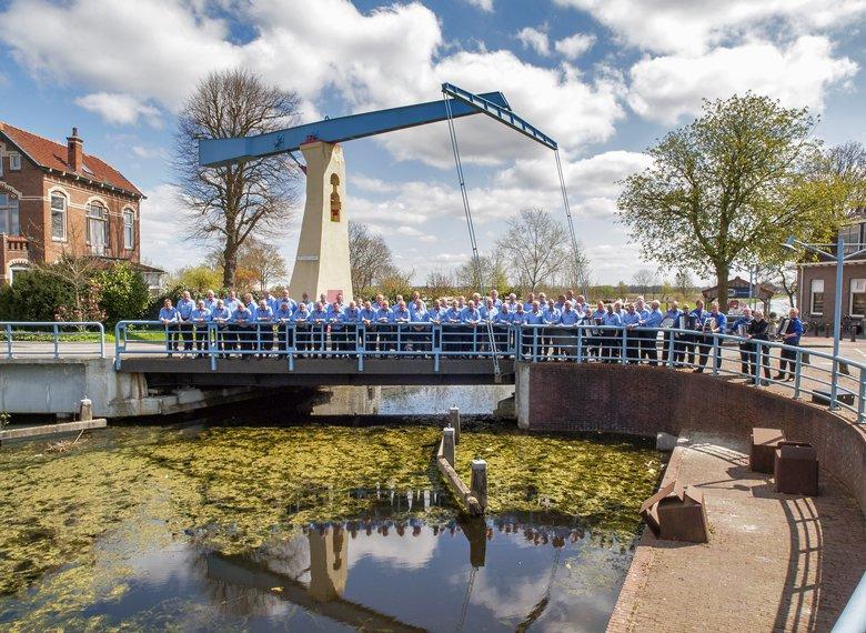 Ook hulpverleners en andere belangstellenden zijn van harte welkom. De gasten praten met elkaar over dingen die ze meemaken, over dementie en over de mogelijkheden voor hulp- en dienstverlening.