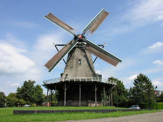 Maar dat is niet het enige. Molens vormen een karakteristiek - en uniek Nederlands - herkenningspunt in menig dorpsgezicht of landschap.