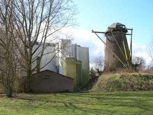 mengvoederfabriek. Deze molen staat bij de Gemertenaar bekend onder de naam De Volksvriend. In 1863 werd de gemeente verzocht om aan de Oudestraat te Gemert een korenwindmolen te mogen bouwen.