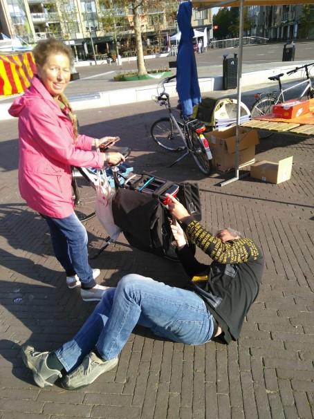 Zaterdag 6 oktober was het weer zover: de traditionele fietsverlichtings-reparatie-actie van Fietsersbond Houten, waarbij vrijwilligers weer fietsen van Houtenaren onder handen namen om de