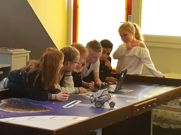 In de groep van Vivy kunnen de leerlingen aan de slag met Lego-robots, vergelijkbaar met robots die in de ruimte missies uit moeten voeren.