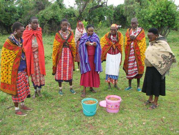 Deze wordt deels door de vrouwen zelf gebruikt en deels verkocht. De honing wordt, als het niet gebruikt wordt voor Maasai bier, gezuiverd van vuil.