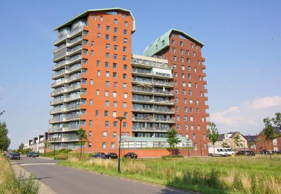 MODEL E MODEL F Gebaseerd op het idee de huidige flats terug te bouwen in een sterk ver beterde vorm. De gebouwen zijn variabel van hoogte en vorm passend in hun nieuwe directe omgeving.