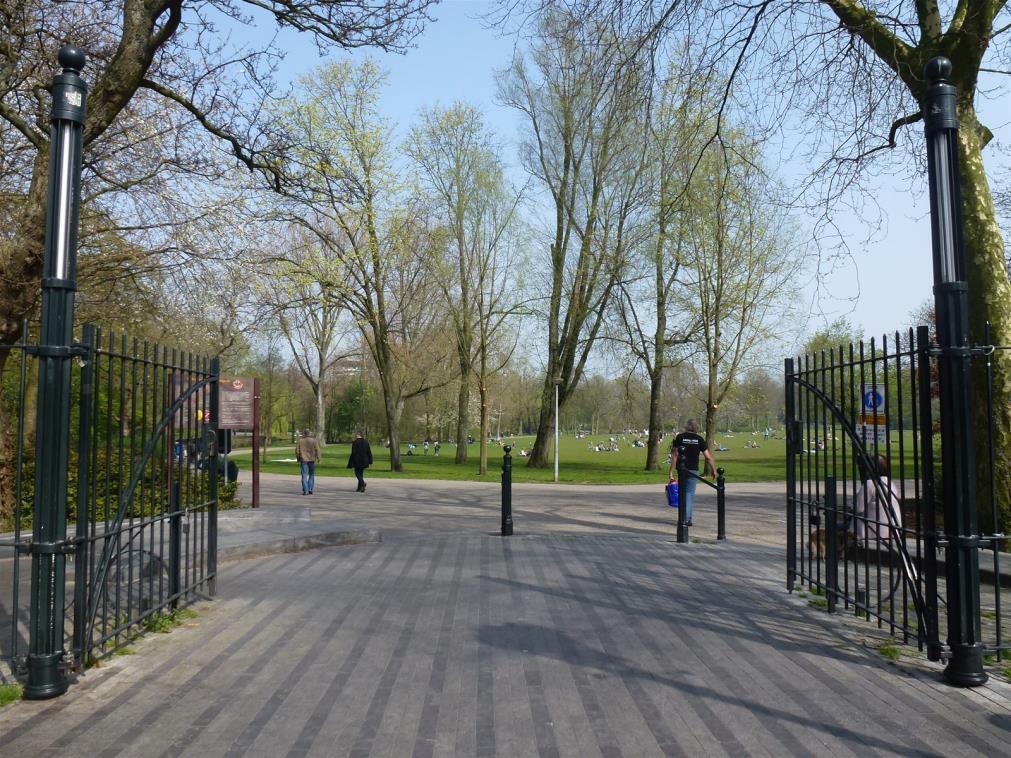 Ontspanning in de vorm van groen kan gevonden worden op 5 minuten lopen in het populaire Oosterpark, de wateren van de Amstel zijn voorts op korte