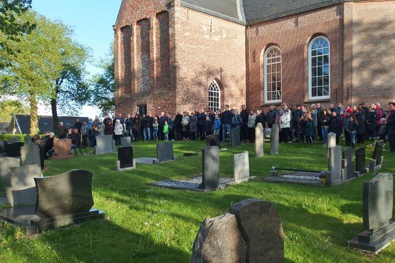 Hoe anders is het nu; ieder jaar zijn wij trots dat er weer basisschoolleerlingen zijn die ons graag willen helpen. Jildau, Jitse-Jan, Leo, Hannah, Norah, Tirza, Femke.