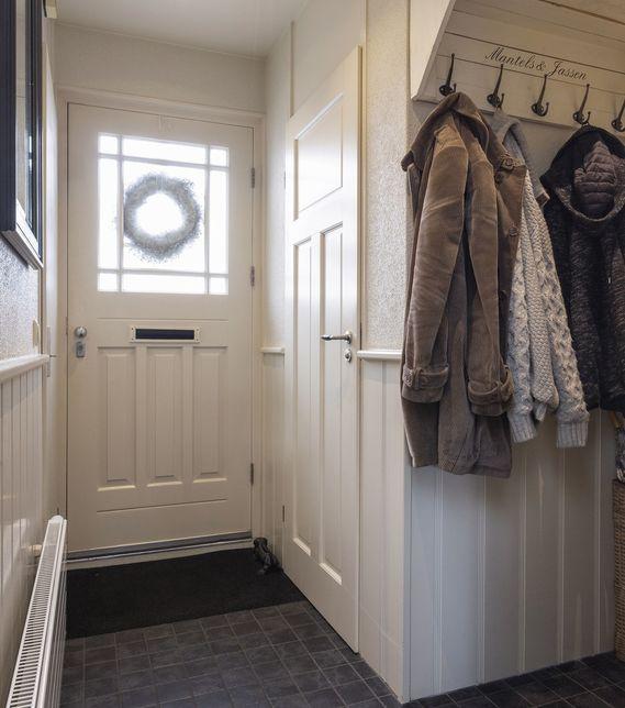 Door de woning heen: In de hal bevindt zich een modern vrijhangend toilet en de meterkast. Vanuit de hal kom je in de sfeervolle woonkamer.