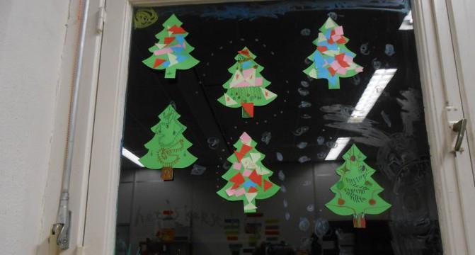 Ook zijn de kinderen druk bezig met allerlei activiteiten zoals: kerstboompjes versieren en glazen potten schilderen voor het goede doel KIKA.