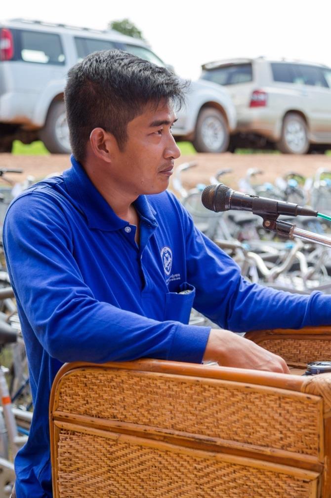 men, werken aan de opbouw van hun land, de verlichting van de armoede en de ondersteuning van veel zieken en weeskinderen. Gekleed in een blauw T-shirt met daarop een bijbeltekst uit 1 Cor.