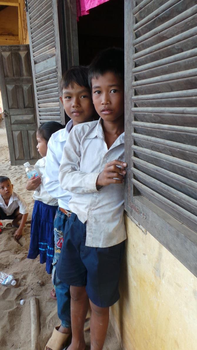 SCHOLENBOUW Introductie Nog steeds hebben niet alle Cambodjaanse kinderen toegang tot het onderwijs. Er zijn te weinig schoolgebouwen.