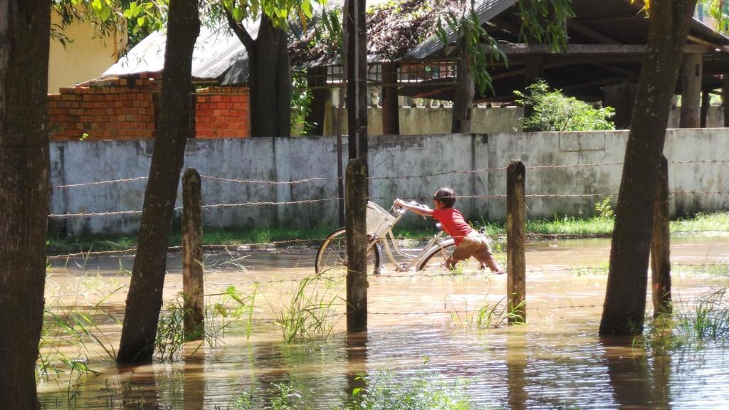 INFRASTRUCTUUR Introductie In Cambodja valt er in het regenseizoen doorgaans heel veel regen. Overal vormen zich dan kleine stroompjes en riviertjes.