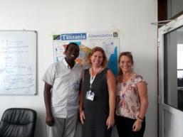 Missie Tanzania project Watoto kwanza Bij aankomst in Tanzania heeft Monique eerst een gesprek gevoerd met Elisabeth Jere, Chief of Party USAID en Mbelwa Gabagambi, van UNICEF Tanzania.