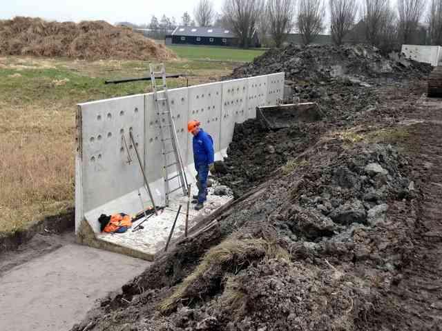 Drachterveld Na negen jaar pogingen te hebben ondernomen een oeverzwaluwwand geplaatst te krijgen