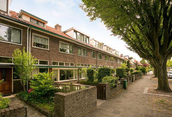 Gelegen op een mooie locatie in de Tuinstadwijk. De woning bevindt zich nabij de gezellige Heren-/ Doezastraat waar u uw dagelijkse boodschappen kunt doen.