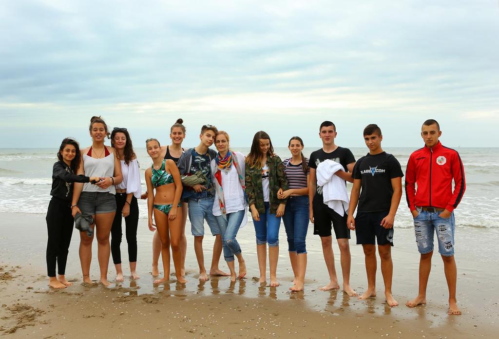 De deelnemers op het strand in Scheveningen Alle deelnemers aan het jongerenkamp, maar ook de trainers hebben van Mala als aandenken een puzzel gekregen van het Henri Dunant schip, waarop zij voor