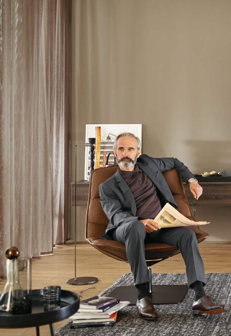 Meer dan design: stijl Donkere meubels brengen leven met sobere elegantie - zowel vanbuiten als vanbinnen.
