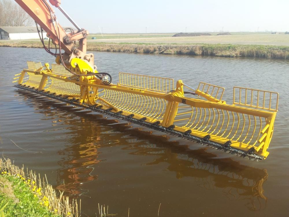 9.3 Maaikorven Definitie De hydromotor laat de messen via de aandrijfarm heen en weer bewegen. Planten onder- en boven water, die zich tussen de messen bevinden, worden afgesneden.