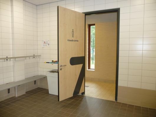 4.2.2. Douche Tussen de kleedkamers vlakbij het bad bevindt zich een grote ruimte waar de douches zijn. Het is goed mogelijk om op een natte rolstoel zittend te douchen.