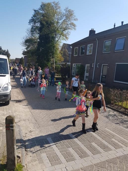 Nieuws van de Activiteiten Commissie. Zaterdag 20 april kwamen ruim 30 kinderen met hun versierde palmpaasstokken bij de Zandloper.