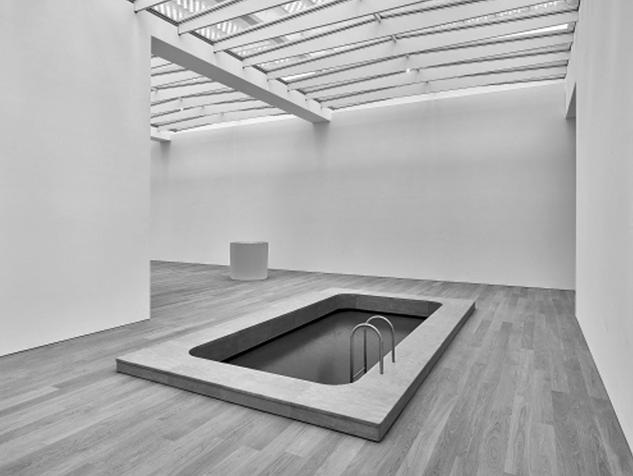 Op figuur 4 zie je Swimming Pool (Zwembad) van de Argentijnse kunstenaar Leandro Erlich. Hij maakte dit werk voor Museum Voorlinden in Wassenaar.