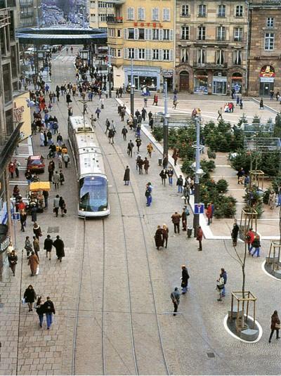 Er kwamen meer fietspaden en fietsstroken. In 1992 koos de Amsterdamse bevolking bij referendum voor het autoluw scenario voor de binnenstad.