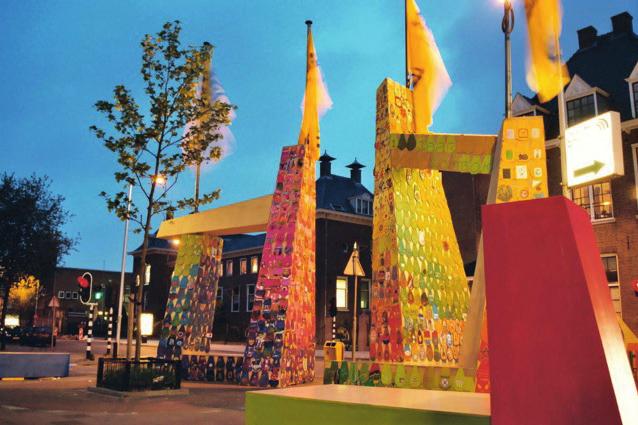 > Dit is kunst voor even >>> De poort van Lombok in Utrecht werd in 2003 bedacht en gemaakt door Marijke Nielen, samen met de bewoners van de wijk.