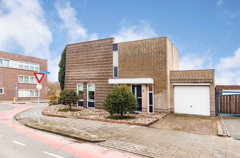 St.Pieterstraat 138 6463 CX Kerkrade Inleiding Jong geschakeld woonhuis met aangebouwde en inpandig bereikbare garage en een patiotuin.