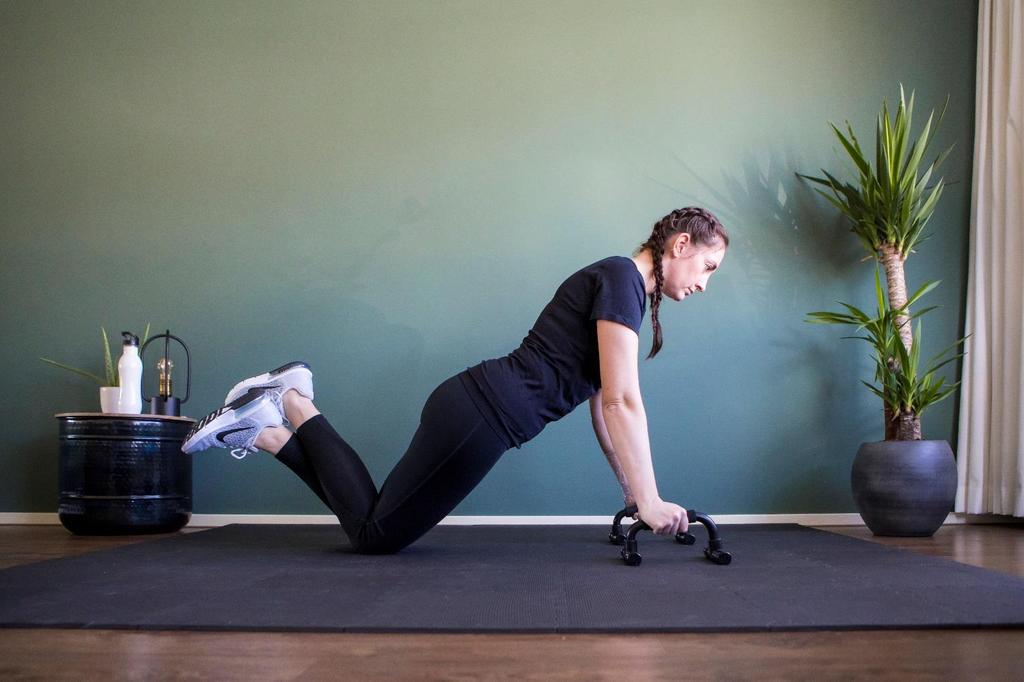 PUSH UP 3 x 12 / 30 sec. rust Begin positie: Je knieën staan op de grond, benen zijn gekruist en armen op schouderbreedte.