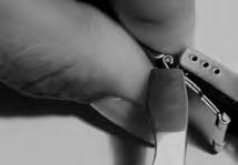 Stel de band in op uw polsmaat door gebruik te maken van de perforatie. Is de band eenmaal op maat, druk de sluiting dan stevig in het juiste gaatje om losraken van de band te voorkomen.