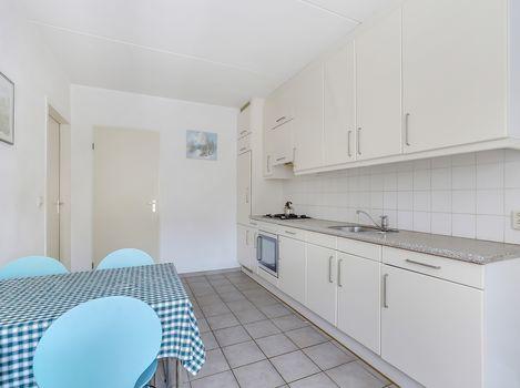 Via de entree is er toegang tot de woonkamer, keuken, badkamer, slaapkamer, bijkeuken en garage.