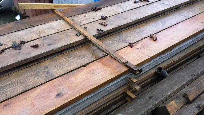 Het voordeel van pallets is Figuur 5.17 Houten pallets daarnaast dat het een stabiele ondergrond vormt voor de opslag van het materiaal en materieel.