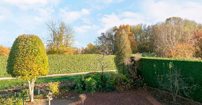 Op unieke locatie in het dorp gelegen vrijstaand woonhuis met garage. De woning grenst aan de achterzijde aan het natuurgebied.