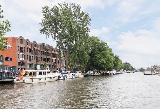 parkeerplaats in de garage. Het appartement biedt veel ruimte, rust en privacy.