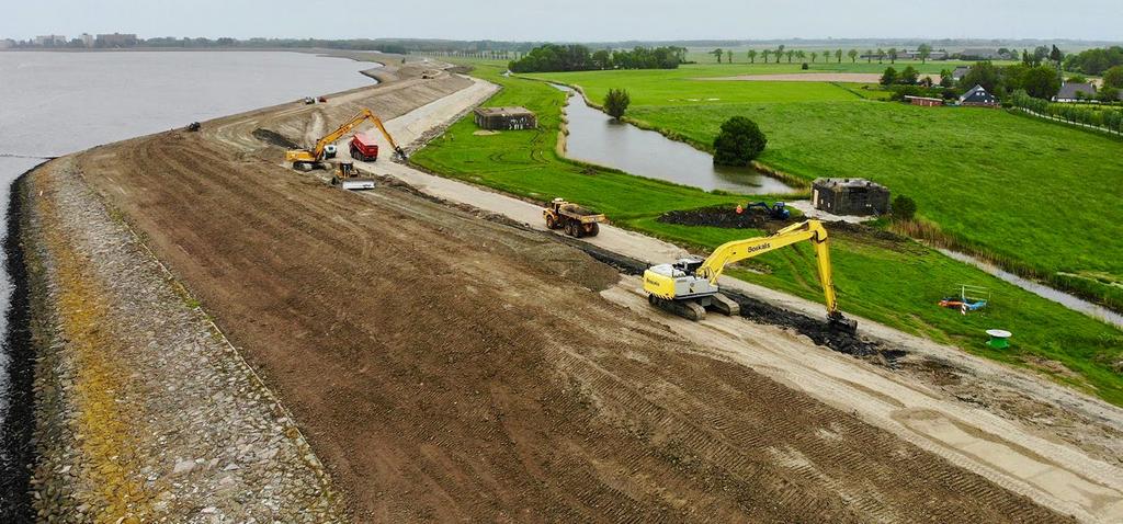 VAN ONTWERP NAAR REALISATIE, EEN LOGISTIEKE UITDAGING Het uitvoeren van werkzaamheden aan een zeedijk is met recht een uitdaging van formaat.