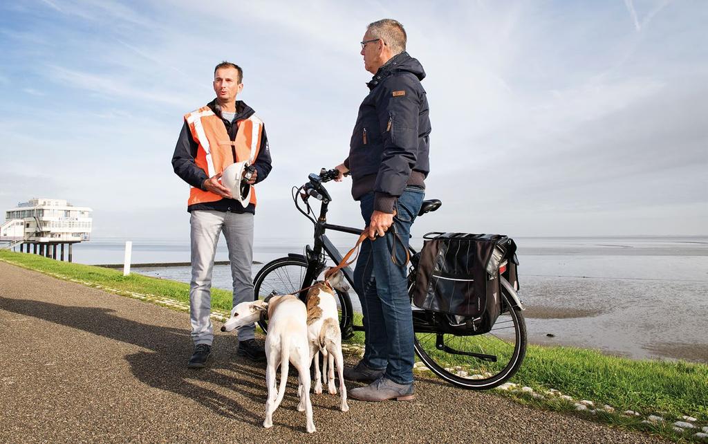 Bert de Wolff (links) in gesprek met een inwoner van Delfzijl ONTWERP(DREAM)TEAM! Hoe ontwerp je een dijk van 12 kilometer, waar ook nog verschillende koppelprojecten aan vast zitten?