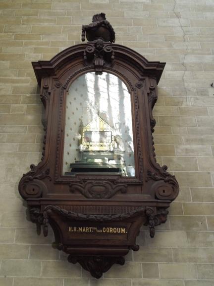 Sint-Janskerk het broederschap van OLV van Scherpenheuvel oprichtte de oudheidkundige, historische en artistieke waarde. Door zijn eenvoudige neobarokke vormgeving past het in het interieur. 2.