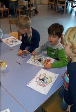 De kinderen ontpoppen zich als ware kunstenaars en de klas begint al aardig op een kunstmuseum te lijken.