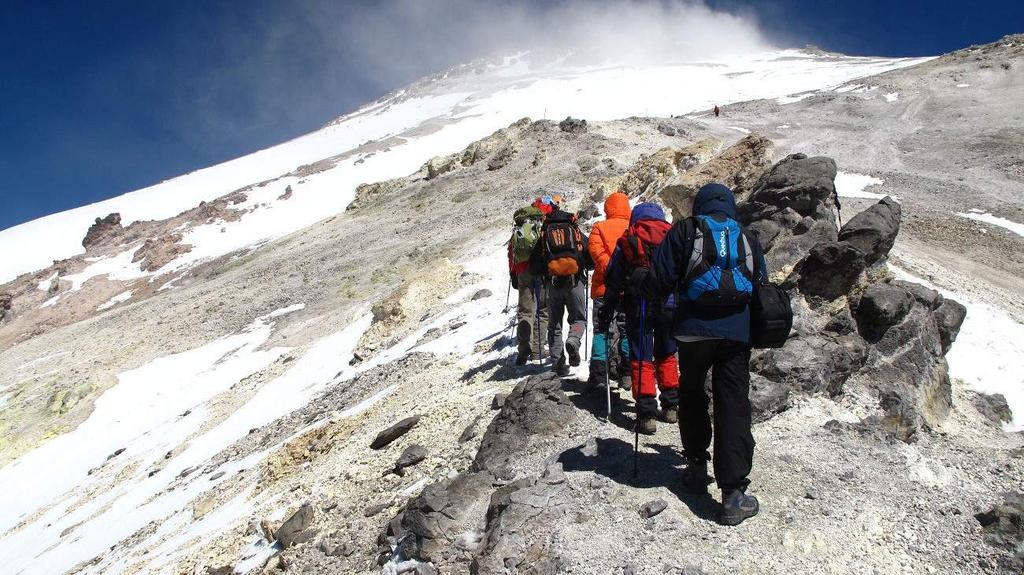 DAG 9 Toppoging Na een vroeg ontbijt vertrekken we nog voor zonsopkomst richting de top van de hoogste vulkaan van Azië op 5671m.