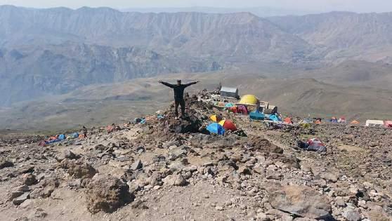 Vanaf de top kun je in de vulkaankrater kijken en genieten van het weidse uitzicht. Na het vieren van het letterlijke hoogtepunt van deze reis dalen we af naar High Camp.