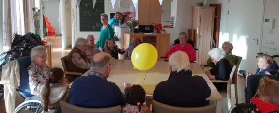 Groep 6 helpt bij groenrenovatie Groep 6 mocht vorige week aanwezig zijn bij de feestelijke aftrap van de groenrenovatie van de wijk Koningshof. De kinderen hebben allemaal van Signa Terra B.V.