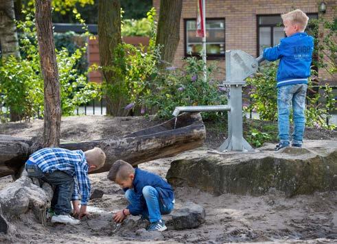 Op een groen plein beleven kinderen elke dag de natuur en zijn er veel aanleidingen tot ontdekkend leren. Er komt veel kijken bij het realiseren van een groen schoolplein.