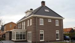 vrijstaand herenhuis (plat dak) hoog woningbouw laag KENMERKEN Door architect ontworpen ruim opgezette woning.