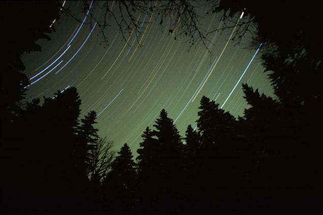 Handig om een maanloze nacht uit te zoeken voor een sterrenexpeditie. Ook handig om in het stikdonker een plek terug te vinden, of de auto... De maan weerspiegelt in een ven op de Veluwezoom.