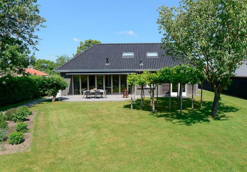 Buiten Tuin De tuin ligt rondom de villa. Aan de voorzijde zorgt een groene boog (althans groen, vanaf het voorjaar) voor een sfeervolle opgang naar de entree.