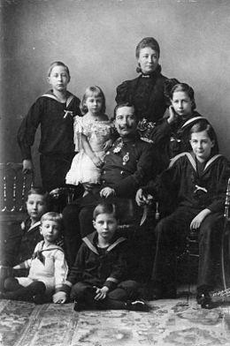 Wilhelm met zijn gezin in 1896 Na de dood van Augusta Victoria, zij overleed in 1921, hertrouwde hij in 1922 met de weduwe prinses Hermine von Schönaich-Carolath, geboren prinses Reuss oudere linie.