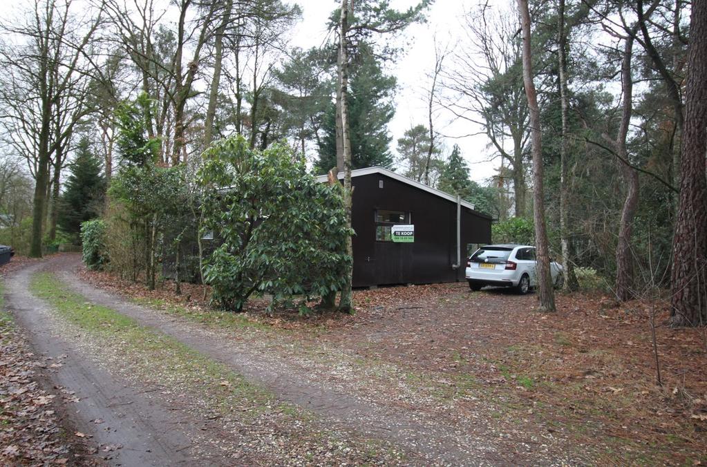 Ligging en indeling Het huisje Het huisje kent een houten constructie en een basic indeling met een woonkamer, keuken, badkamer met douche en drie (optioneel vier) slaapkamers.