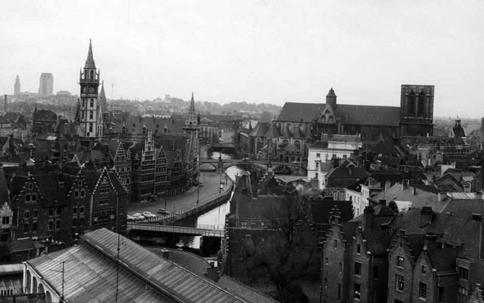 Foto is genomen na 1940. Dit was de datum dat de boekentoren af was De St Michielsbrug.