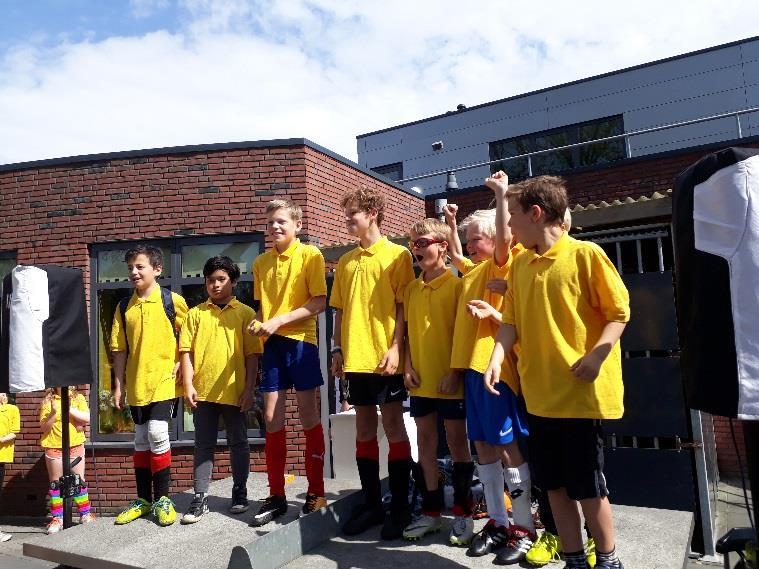 Nieuws van groep 7A Voetbal Afgelopen woensdag hebben de kinderen gevoetbald tegen andere scholen uit Haren. Het was een hele leuke dag!