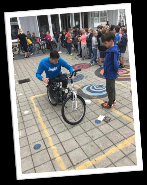 Cycling4school: Kom op de fiets of lopend! Vanaf maandag 24 september mochten de kinderen twee weken lang iedere dag een sticker plakken, om te laten zien hoe zij die dag naar school waren gekomen.