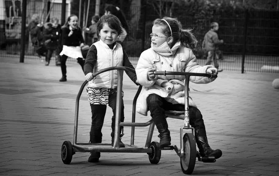 Kinderen nemen zelf brood en drinken mee. Snoep en snacks zijn niet toegestaan. Na het eten spelen de kinderen buiten. Bij slecht weer spelen de kinderen binnen.